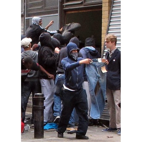 Молодежь грабит магазин Carhartt в Хакни во время лондонских беспорядков