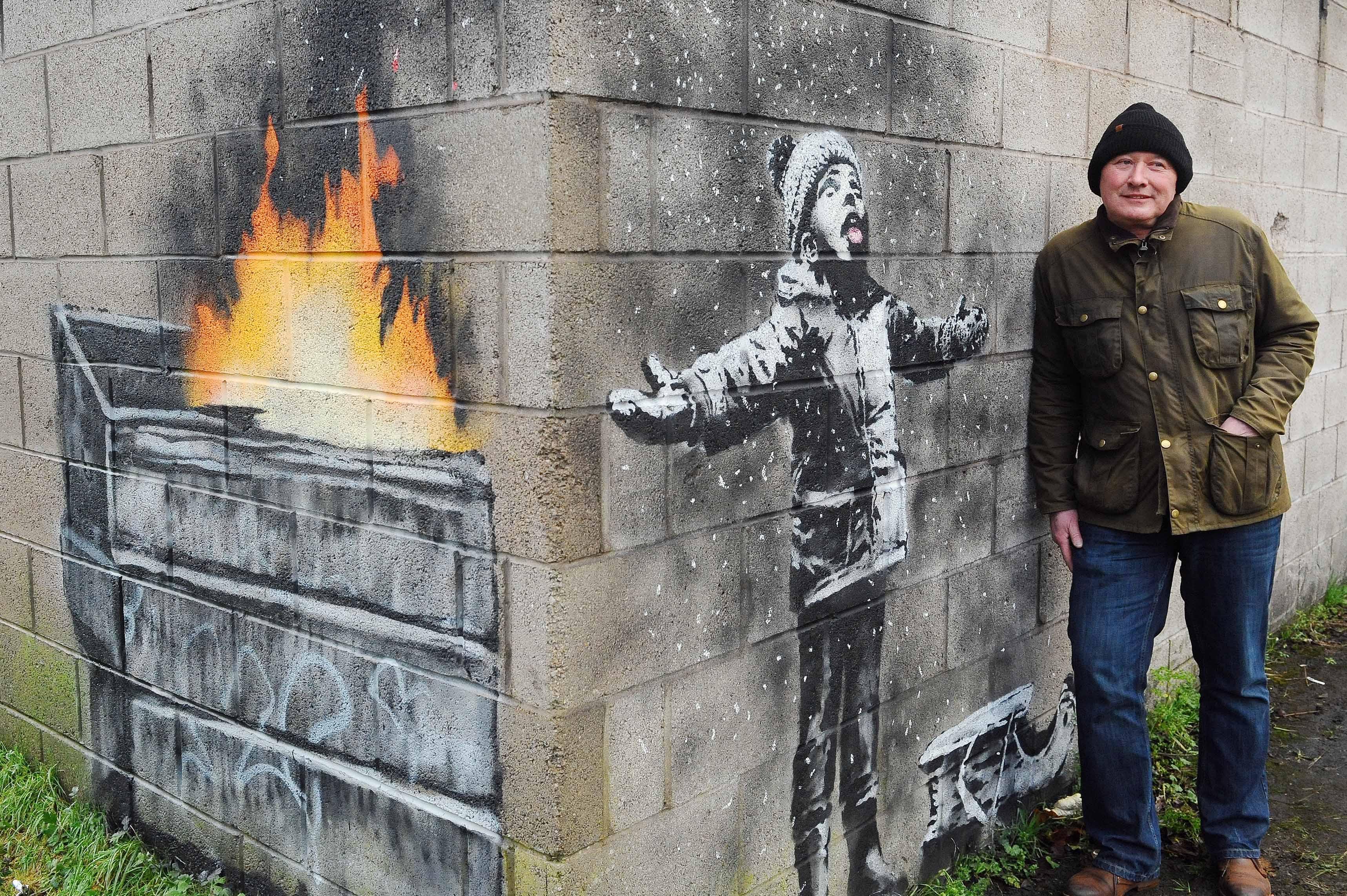 55-летний Ян Льюис был ошеломлен, когда понял, что его кирпичная стена украшена загадочным уличным писцом