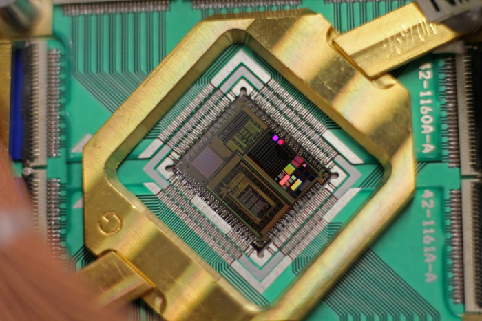Ссора касается первых-коммерческих квантовых компьютеров, произведенных весьма спорной канадской компании под названием D-Wave Systems