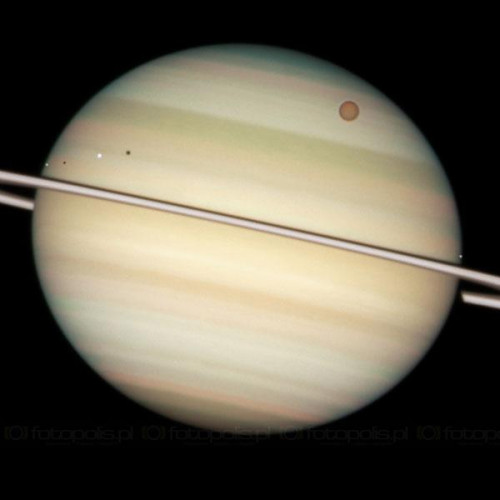 На рисунке показана планета Сатурн с ее кольцами и четырьмя лунами: самый большой Титан (больше Меркурия