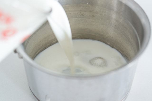 Я разогреваю молоко в кастрюле в обычном режиме (с добавлением сахара, что необязательно):
