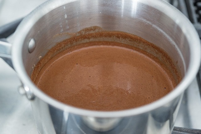 Растопленный шоколад прекрасно перемешивается, и вы получите кремообразный, гладкий конечный результат: